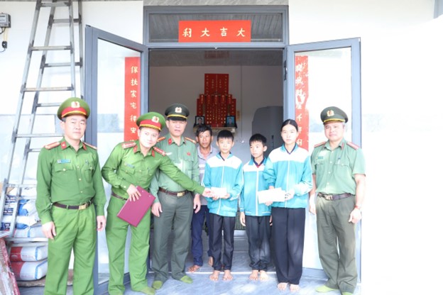 Tặng quà cho 3 cháu nhỏ mồ côi ở xã Quảng Sơn